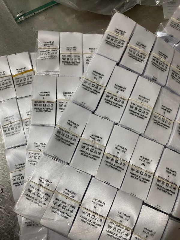 Dịch vụ in nhãn satin chất lượng cao, sắc nét và bền đẹp, chuyên dùng làm nhãn mác quần áo thương hiệu.