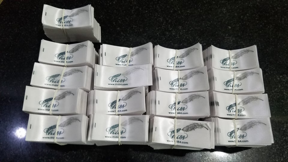 Mẫu nhãn in satin cao cấp, bề mặt bóng mịn, không phai màu, an toàn cho da, thích hợp làm mác cổ áo và nhãn mác may mặc.