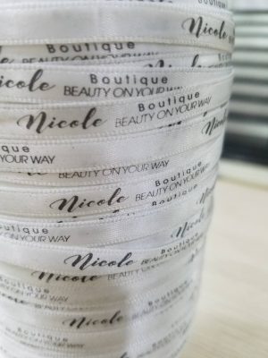 Nhãn Satin Dây Treo Áo Cao Cấp – Giải Pháp Hoàn Hảo Để Nâng Tầm Thương Hiệu