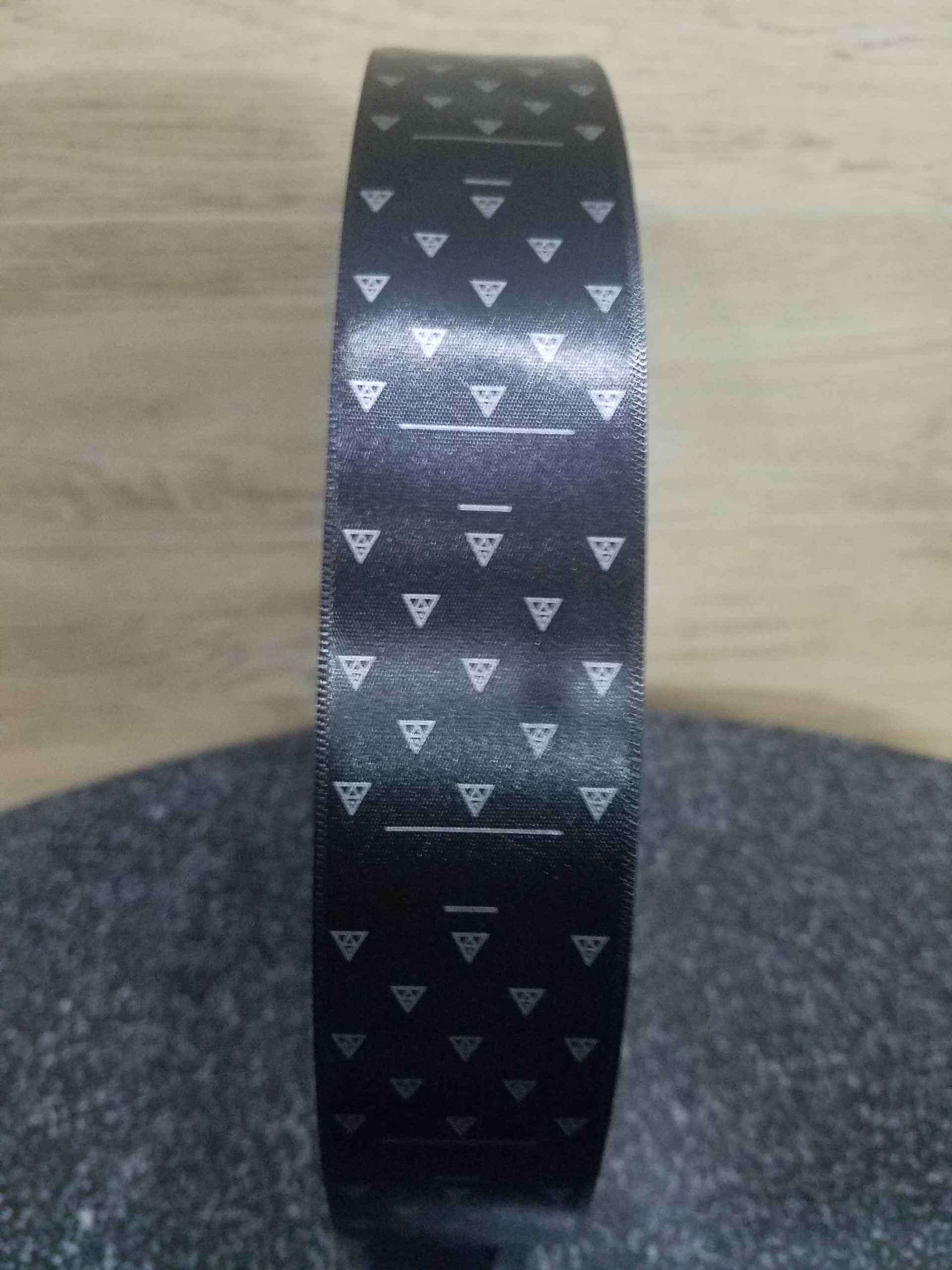 Nhãn in satin đen cao cấp, bề mặt bóng mịn sang trọng, chuyên dùng làm nhãn mác quần áo và phụ kiện thời trang.