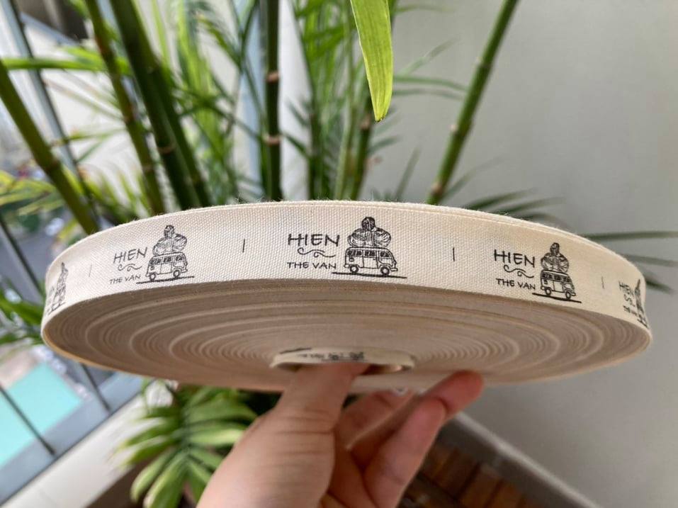 Nhãn cotton tự nhiên mộc mạc, thân thiện với môi trường, chuyên dùng làm nhãn mác quần áo và phụ kiện thời trang vintage.